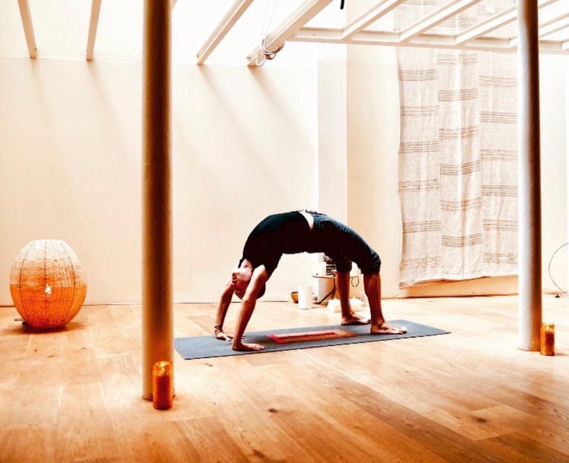 homme sur tapis de yoga