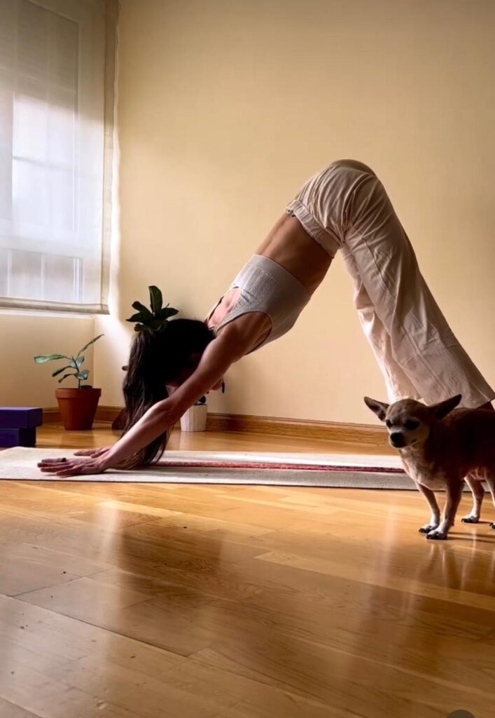 femme sur tapis de yoga avec chien